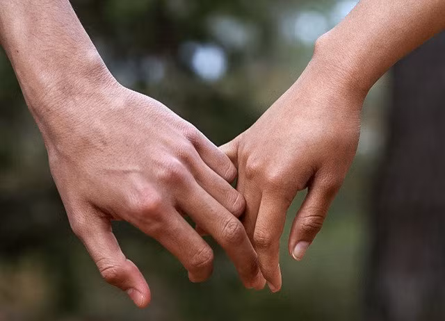Cách nắm tay tiết lộ mức độ tình cảm