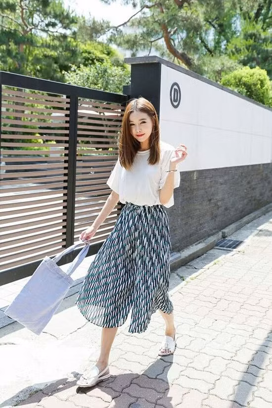 Phối áo thun và chân váy tôn nét trẻ trung