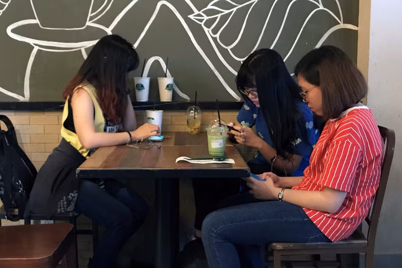 Mạng xã hội và nỗi lo về một thế hệ “cúi đầu” vì smartphone