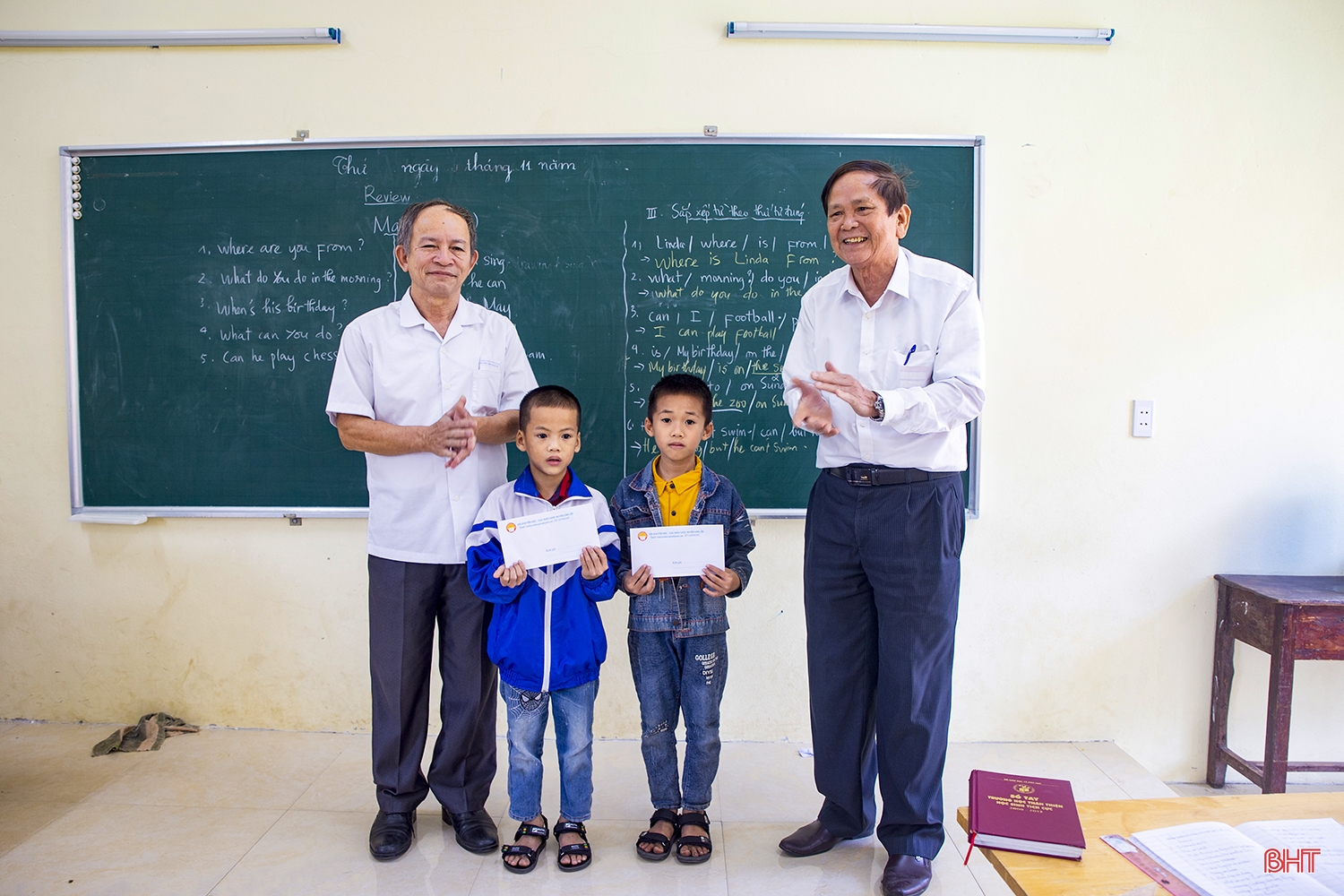 Đôi chân không mỏi của người thầy giáo gần trọn đời gắn bó với sự nghiệp “trồng người”