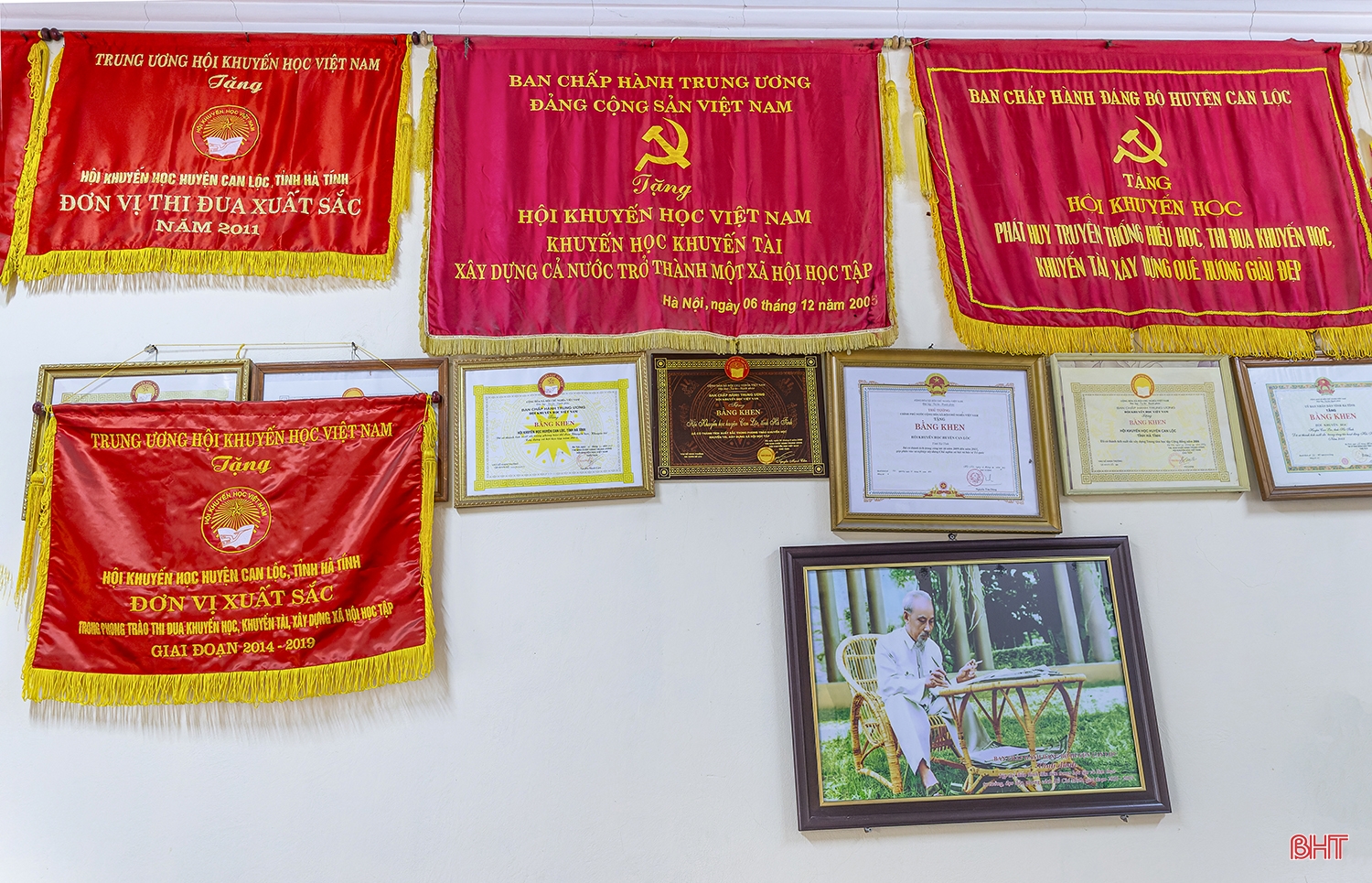Đôi chân không mỏi của người thầy giáo gần trọn đời gắn bó với sự nghiệp “trồng người”
