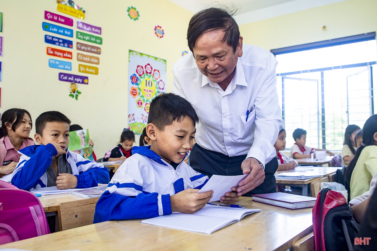 Đôi chân không mỏi của người thầy giáo gần trọn đời gắn bó với sự nghiệp “trồng người”