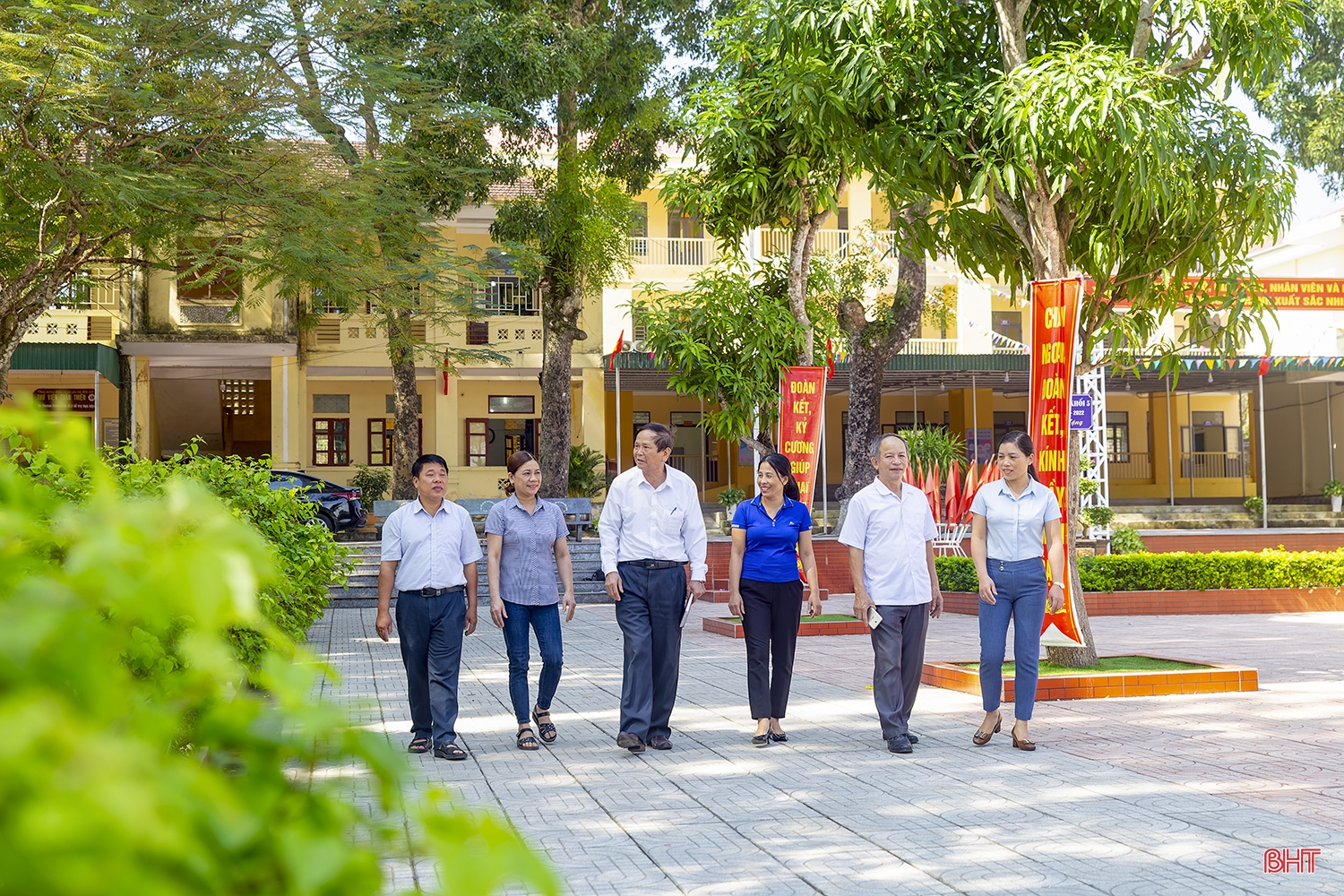 Đôi chân không mỏi của người thầy giáo gần trọn đời gắn bó với sự nghiệp “trồng người”