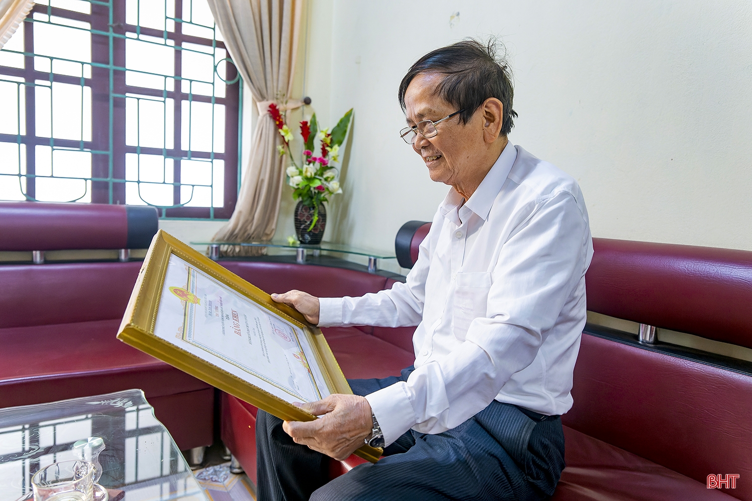Đôi chân không mỏi của người thầy giáo gần trọn đời gắn bó với sự nghiệp “trồng người”