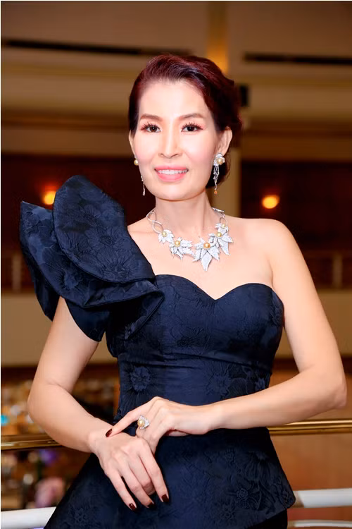 my nhan viet dep tinh te voi trang suc ngoc trai