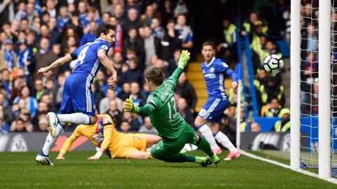 dut mach bat bai chelsea bi tottenham rut ngan khoang cach
