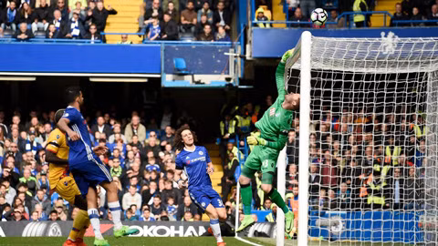 dut mach bat bai chelsea bi tottenham rut ngan khoang cach