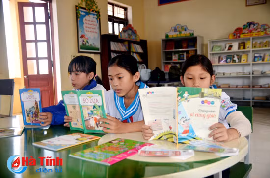 trao 1 200 dau sach cho hoc sinh vung nong thon ha tinh