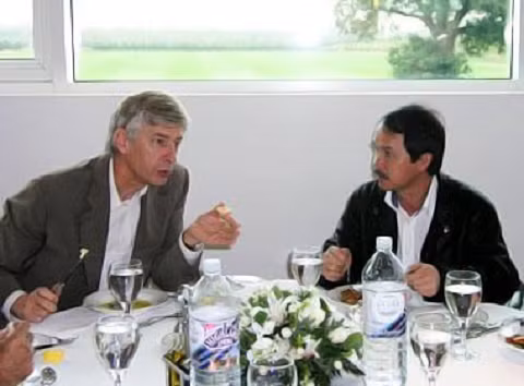 thuc hu vu bau duc dua hlv wenger ve dan dat doi tuyen viet nam