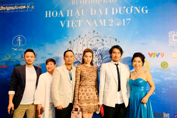 my nhan viet dep tinh te voi trang suc ngoc trai