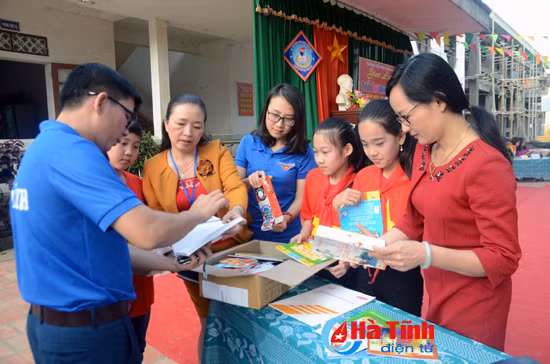 trao 1 200 dau sach cho hoc sinh vung nong thon ha tinh