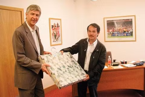 thuc hu vu bau duc dua hlv wenger ve dan dat doi tuyen viet nam