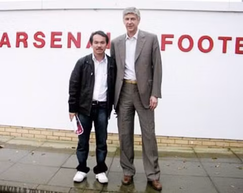 thuc hu vu bau duc dua hlv wenger ve dan dat doi tuyen viet nam