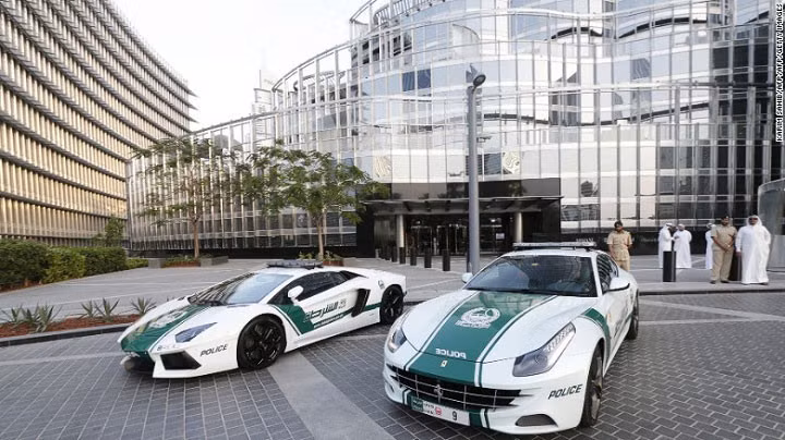 ngam dan sieu xe dat nhat the gioi cua canh sat dubai