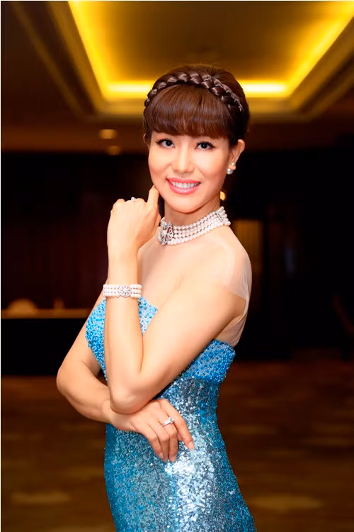 my nhan viet dep tinh te voi trang suc ngoc trai