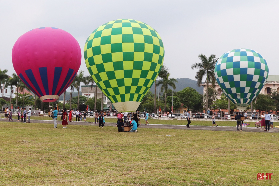 Người dân Hà Tĩnh háo hức chờ đợi màn biểu diễn hoa đăng khinh khí cầu