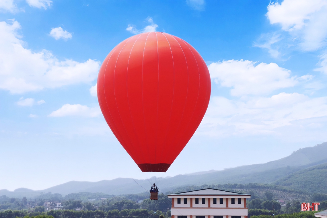 Người dân Hà Tĩnh háo hức chờ đợi màn biểu diễn hoa đăng khinh khí cầu
