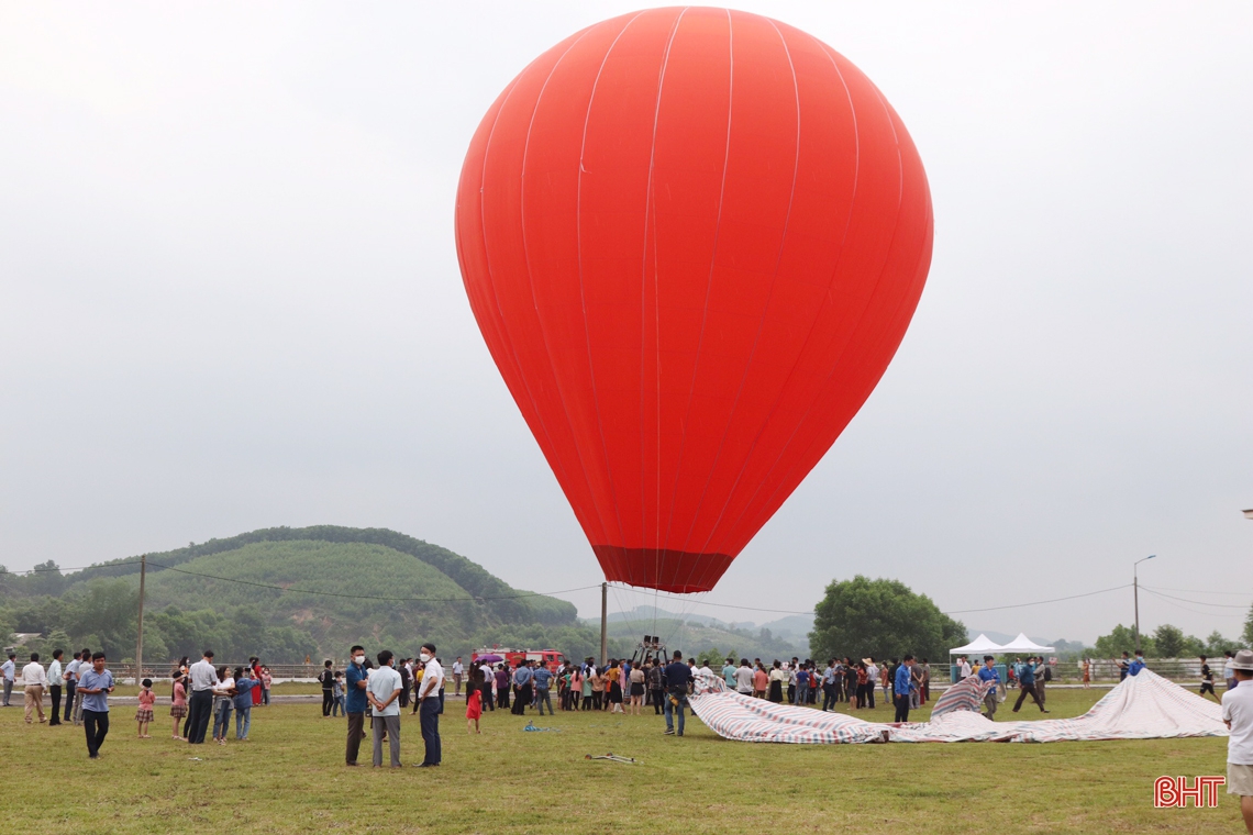 Người dân Hà Tĩnh háo hức chờ đợi màn biểu diễn hoa đăng khinh khí cầu