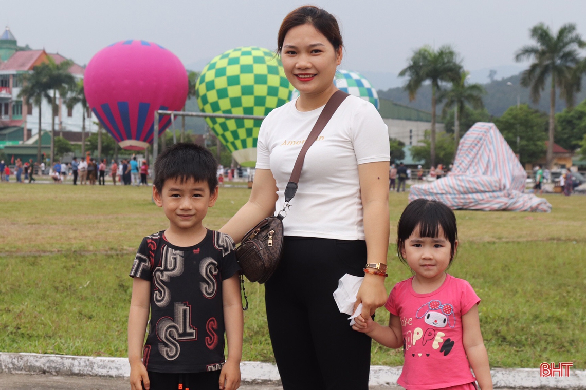 Người dân Hà Tĩnh háo hức chờ đợi màn biểu diễn hoa đăng khinh khí cầu
