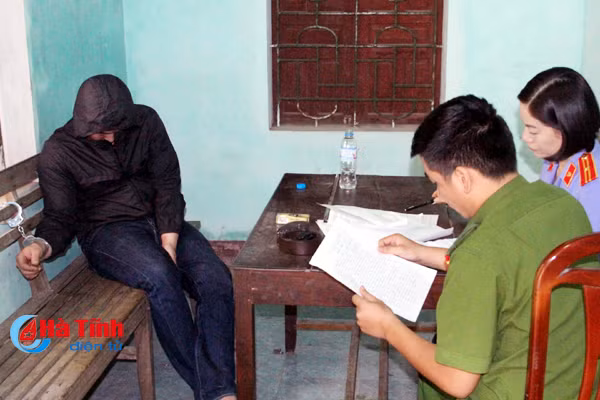 8 doi tuong phe ke va thuoc lac trong quan karaoke