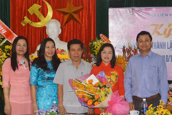 lanh dao tinh chuc mung can bo hoi vien phu nu ha tinh
