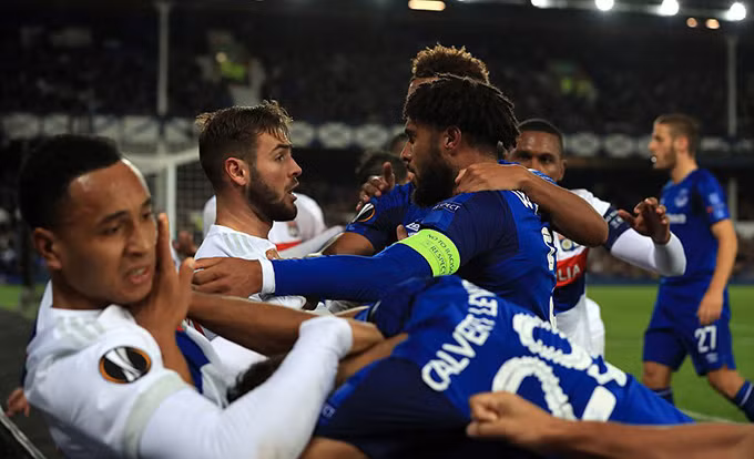 vong bang europa league arsenal chac suat di tiep everton nguy co loai som
