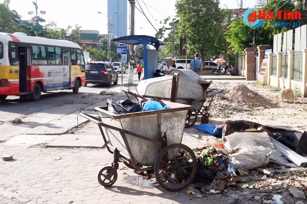 rac vay nha cho xe buyt giua trung tam tp ha tinh