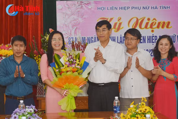 lanh dao tinh chuc mung can bo hoi vien phu nu ha tinh