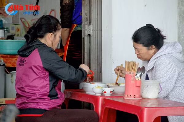 photo nguoi ha tinh trong gio lanh dau mua