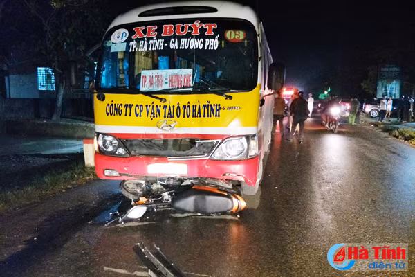 va cham truc dien xe buyt mot phu nu tu vong