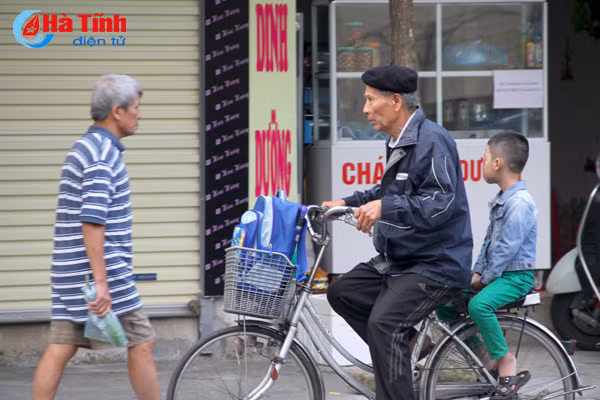 photo nguoi ha tinh trong gio lanh dau mua