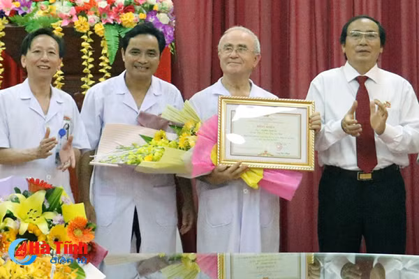 ubnd tinh ha tinh tang bang khen cho 2 bac sy nguoi phap