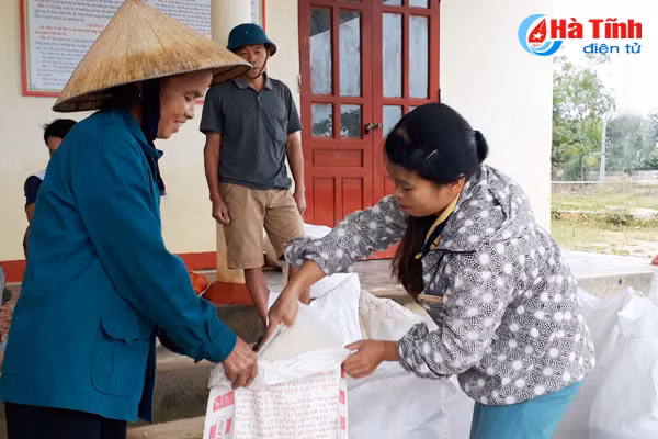 cac dia phuong tiep nhan phan bo gao ho tro anh huong mua bao
