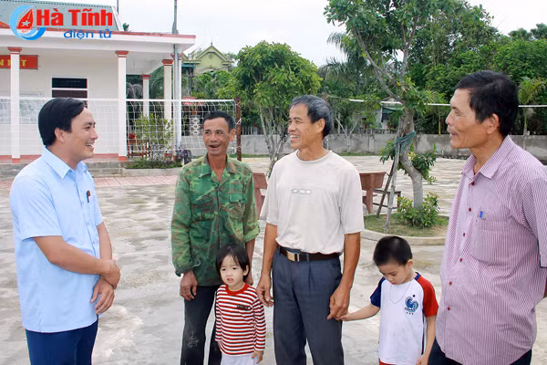 luan chuyen can bo huyen ve giup xa lam nong thon moi