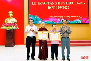 2.370 đảng viên được tặng Huy hiệu Đảng dịp 2/9