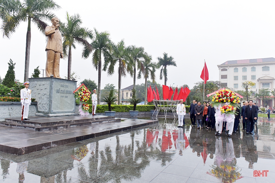 Lãnh đạo Hà Tĩnh dâng hương tưởng niệm Chủ tịch Hồ Chí Minh nhân dịp tết Quý Mão 