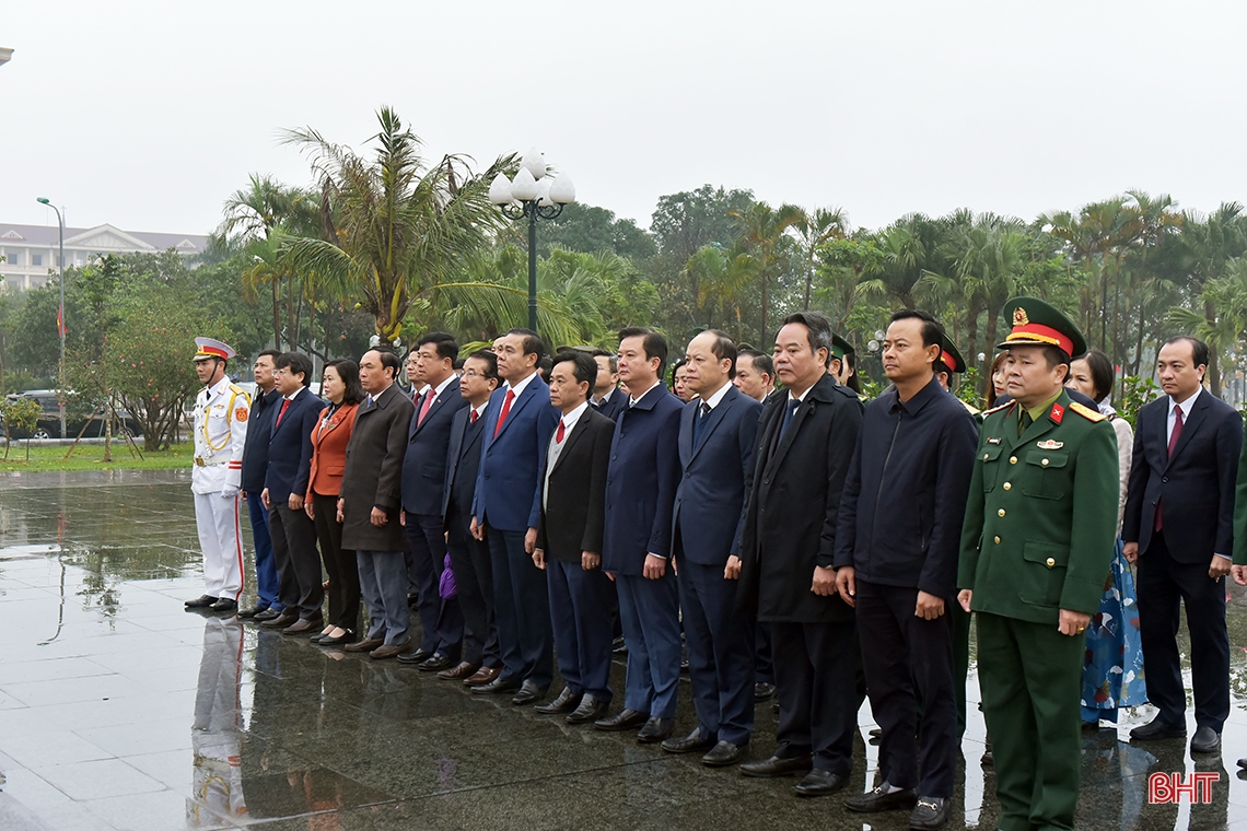 Lãnh đạo Hà Tĩnh dâng hương tưởng niệm Chủ tịch Hồ Chí Minh nhân dịp tết Quý Mão 