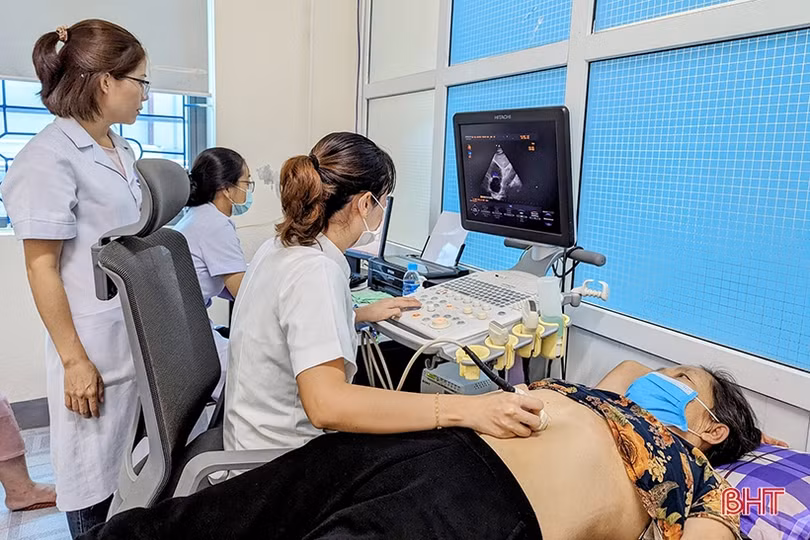 Bệnh viện Trung ương Huế khám, tư vấn bệnh tim mạch cho người dân Hà Tĩnh