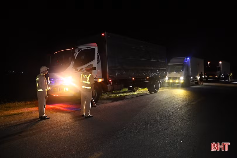 Công an Hà Tĩnh lập chốt kiểm tra chấp hành giao thông trên đường ven biển