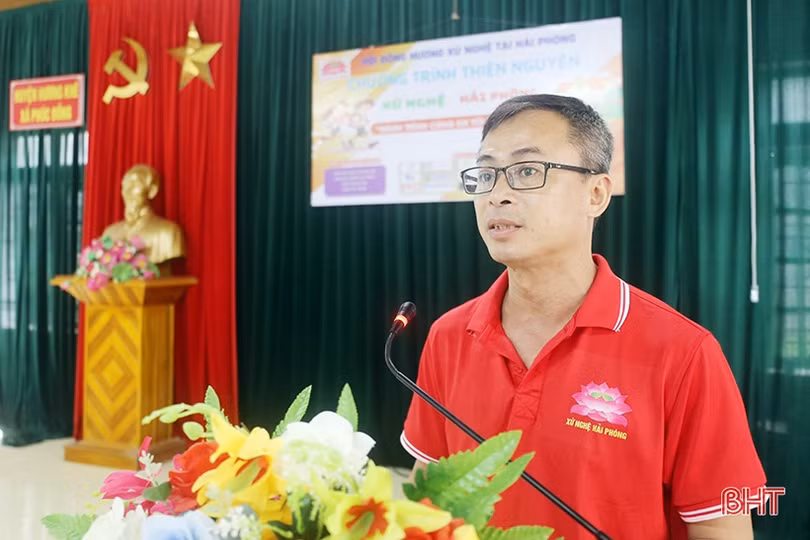 Hội đồng hương xứ Nghệ tại Hải Phòng tặng quà cho học sinh nghèo Hà Tĩnh