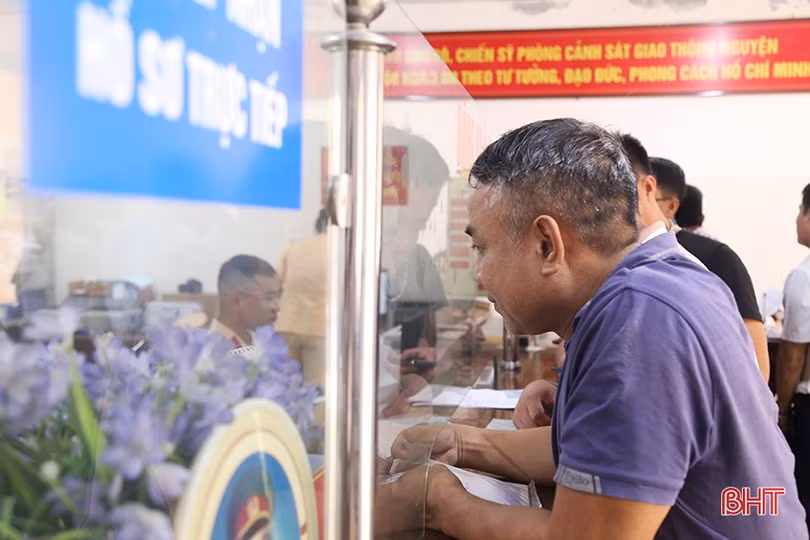 Trước ngày định danh biển số, người dân đổ xô làm thủ tục sang tên đổi chủ