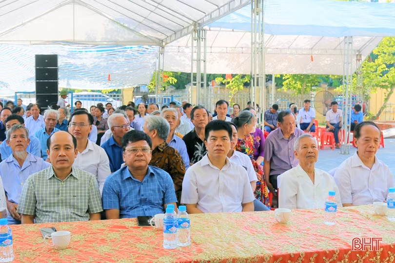 Tưởng niệm 55 năm ngày bom Mỹ sát hại 16 học sinh Trường cấp III Lý Tự Trọng