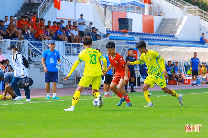 Đánh bại U15 PVF- CAND, U15 Hồng Lĩnh Hà Tĩnh giành vị trí nhất bảng A