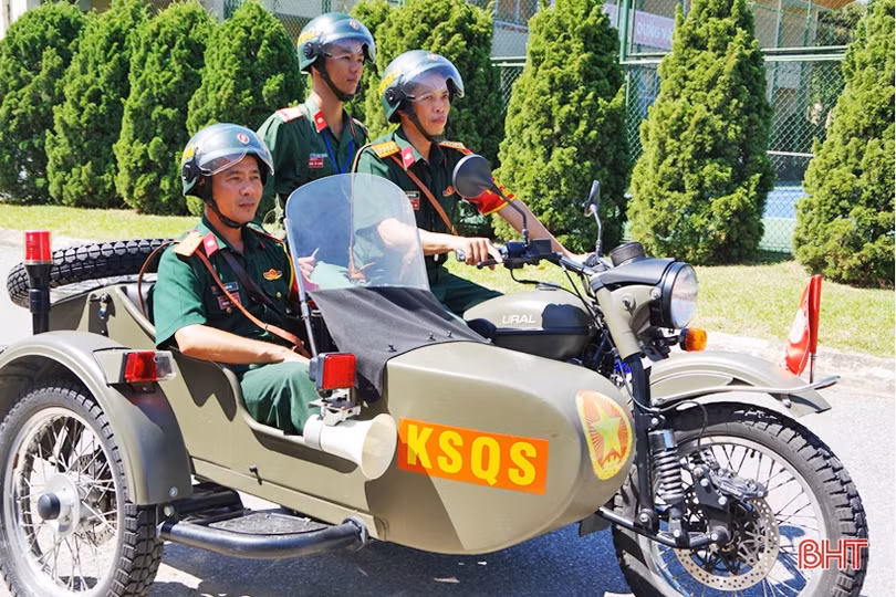 Dù nắng hay mưa, lính vệ binh Hà Tĩnh vẫn nghiêm trang, chỉnh tề