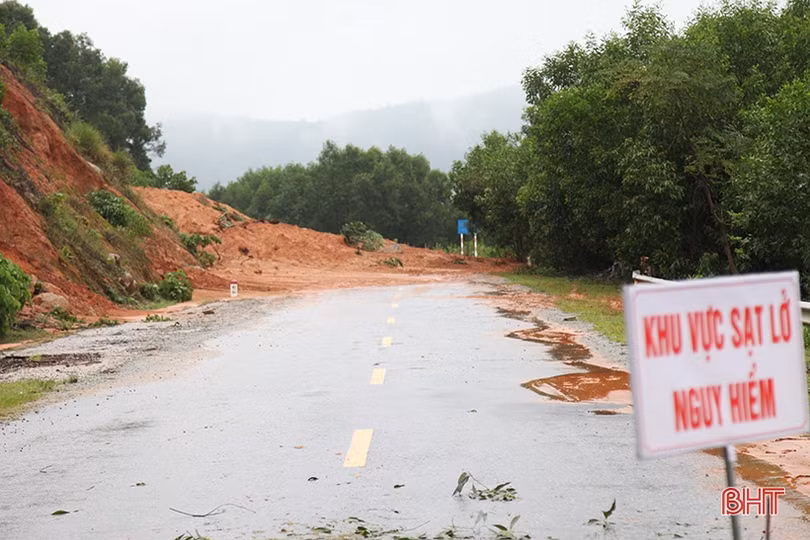 Khó khăn trong khắc phục đất đá sạt lở chắn ngang các tuyến đường ở Hà Tĩnh