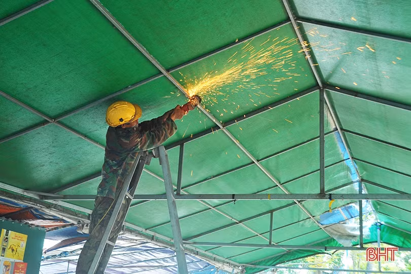 Tiểu thương tháo dỡ ki-ốt, bàn giao mặt bằng cải tạo hồ Bình Sơn ở phố núi Hà Tĩnh