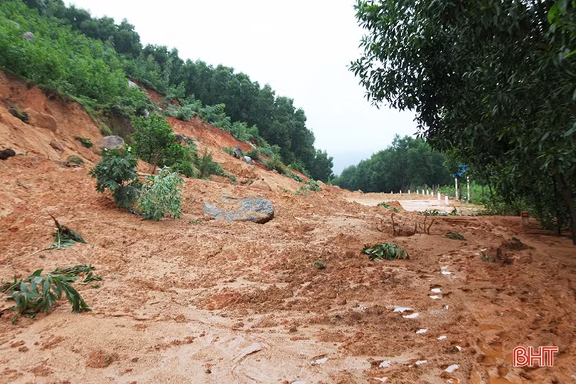 Đất ruộng bị vùi lấp, người dân huyện Kỳ Anh gặp khó trong sản xuất