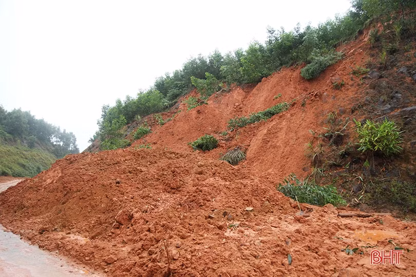 Khó khăn trong khắc phục đất đá sạt lở chắn ngang các tuyến đường ở Hà Tĩnh