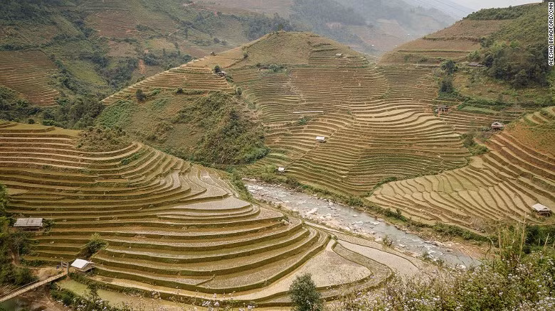 phong vien cnn phuot khap viet nam bang xe may