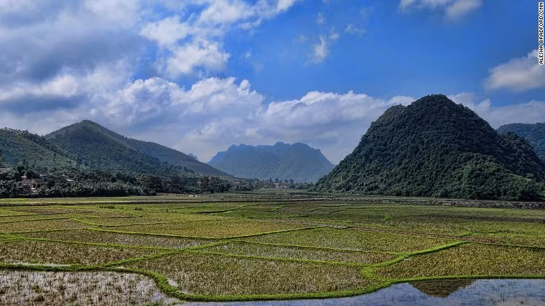 phong vien cnn phuot khap viet nam bang xe may